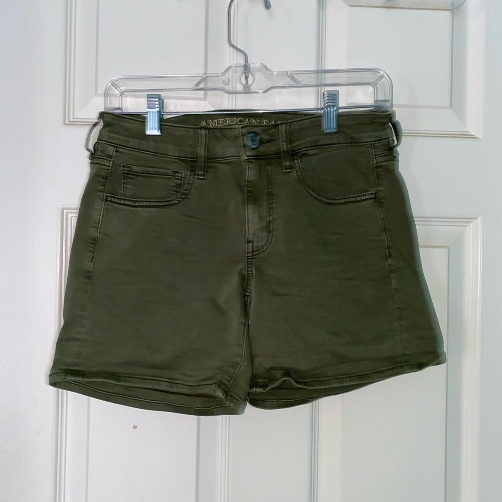 Army green, American Eagle midi shorts! Size 6, perfect condition!